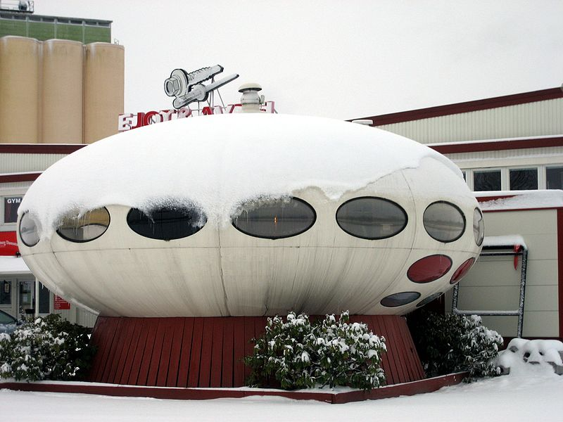 Illustration for article titled 9 of the Coolest Prefab Houses in History